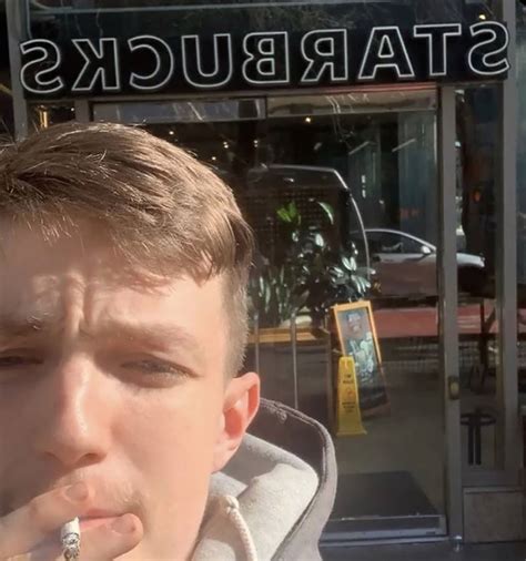 TikToker Takes A SELFIE With A DEAD Man At Starbucks In。